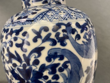 Een Chinees blauw-wit vijfdelig kaststel met pauwen, Kangxi merk, 19e eeuw